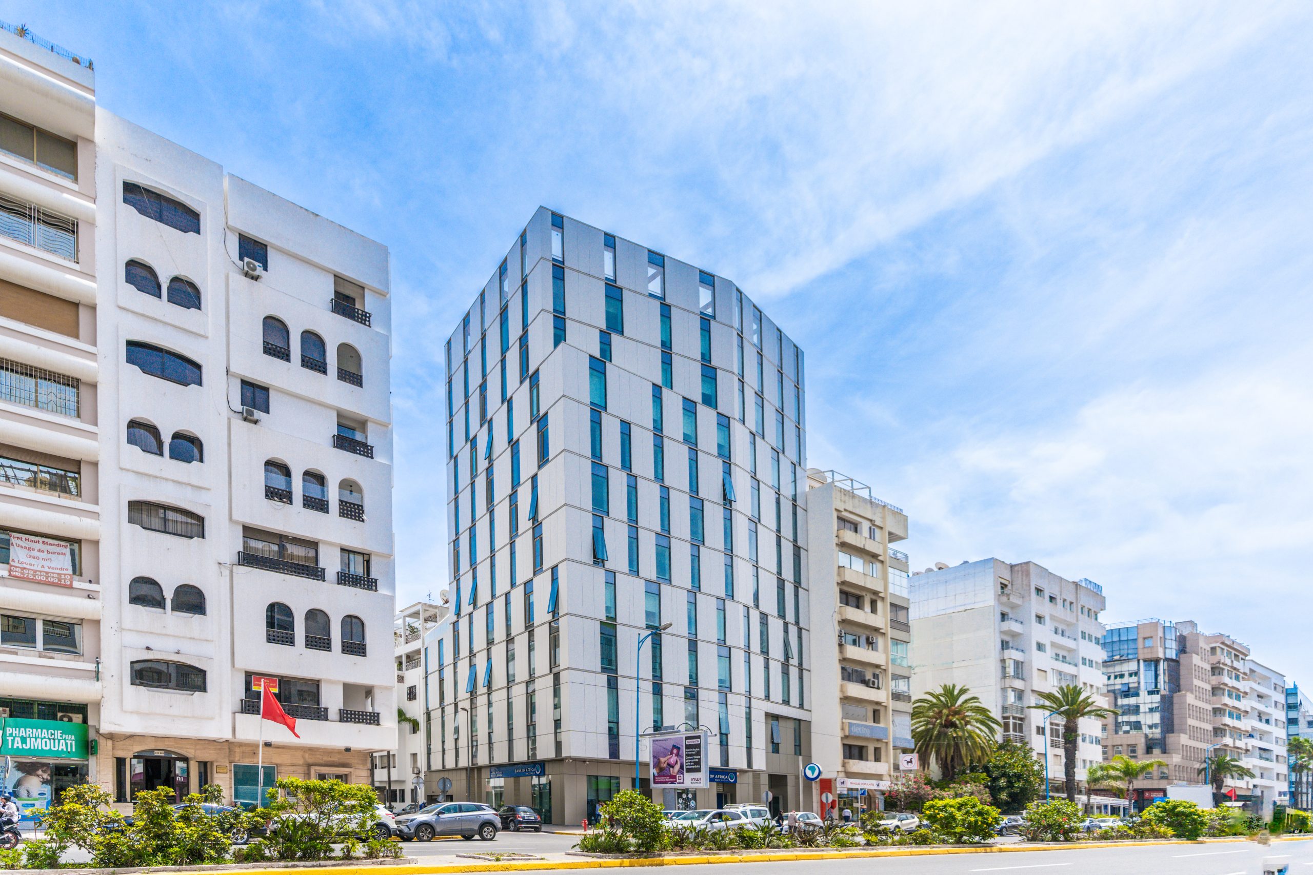 Façade extérieure moderne du 240 Casablanca vue de la rue.
