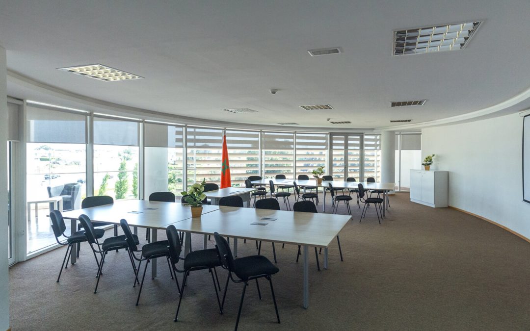 Salle de réunion et de conférence avec des tables et des chaises au Zenith Center, Rabat.