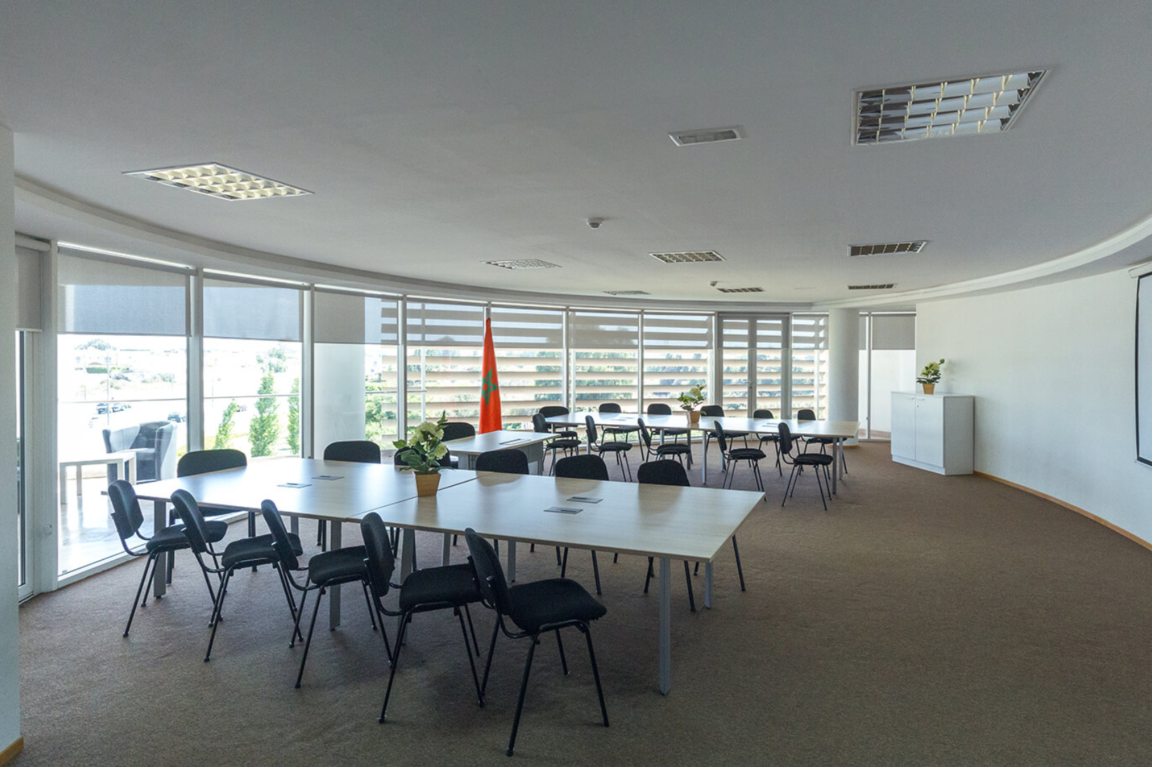 Salle de réunion et de conférence avec des tables et des chaises au Zenith Center, Rabat.
